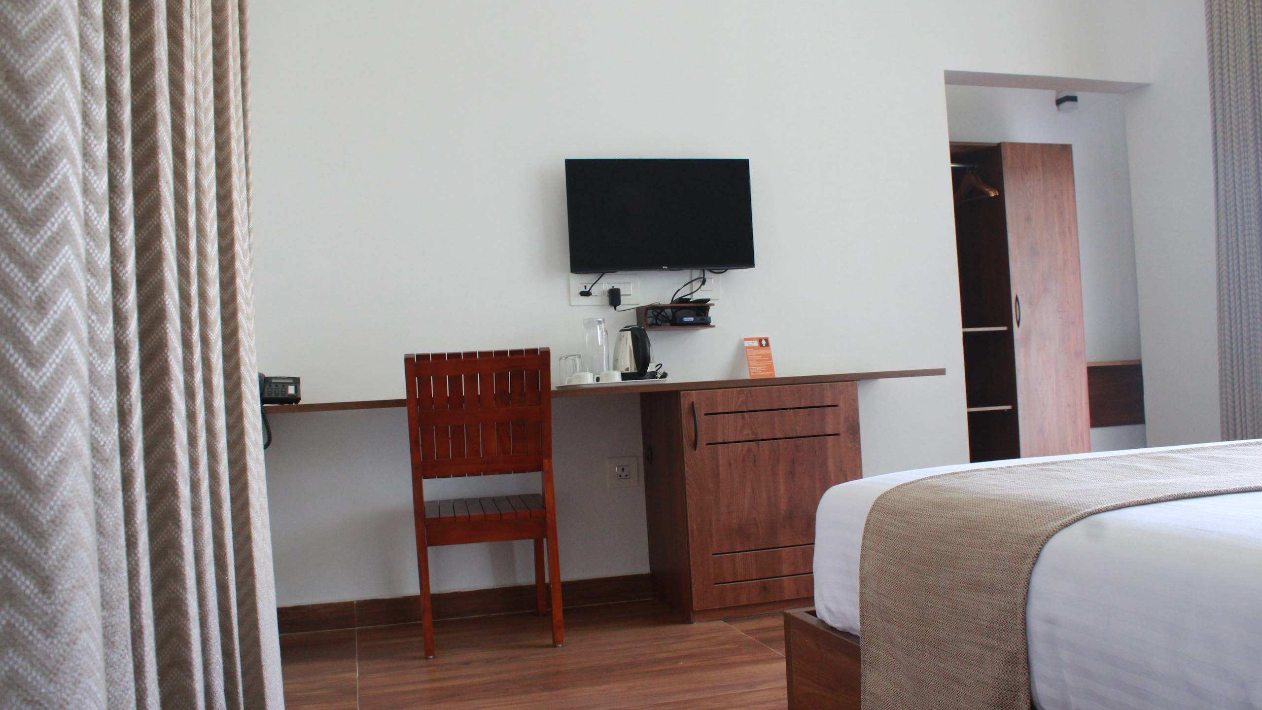 Pool View Room image 6