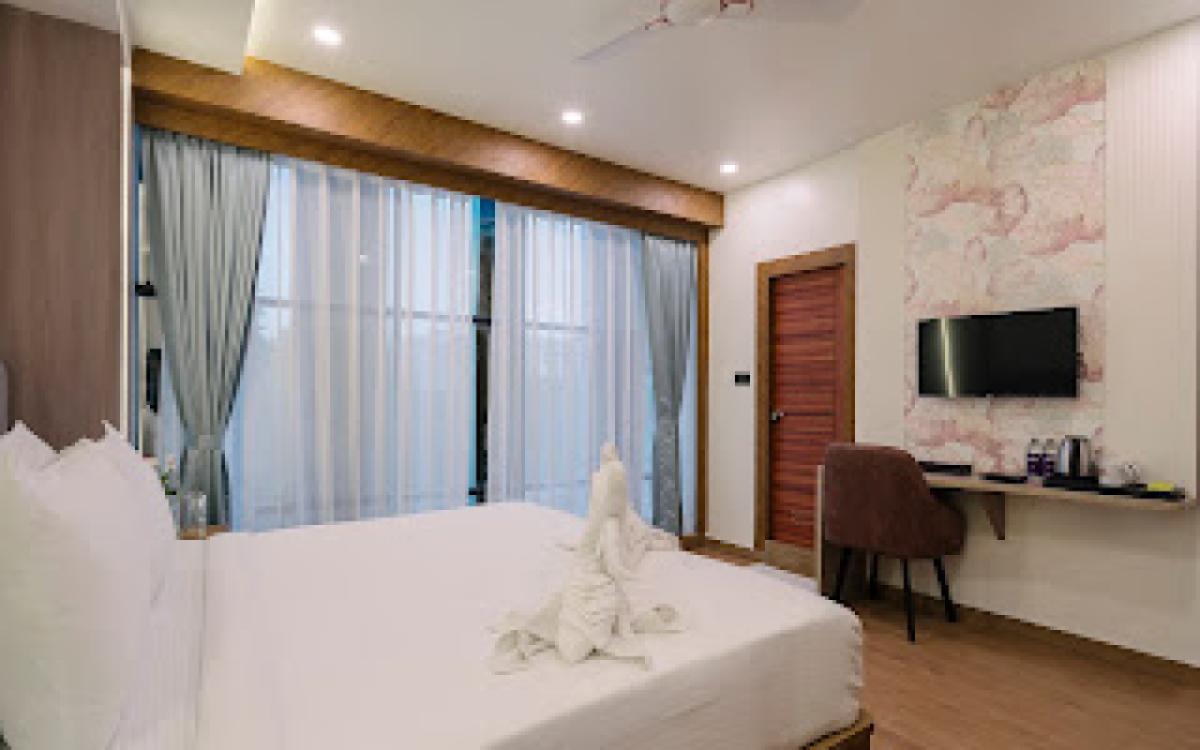 DELUXE KING BED VIEW 1
