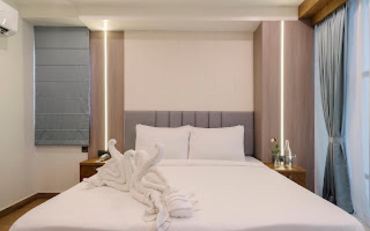 DELUXE KING BED VIEW 2