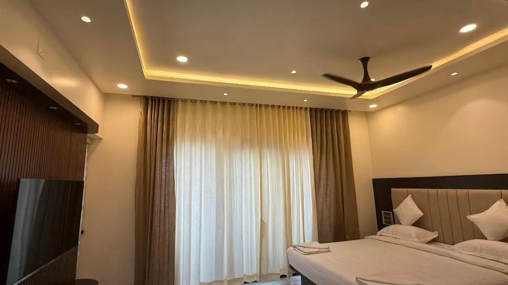 River Front Premium Rooms with Balcony Oposite Beach