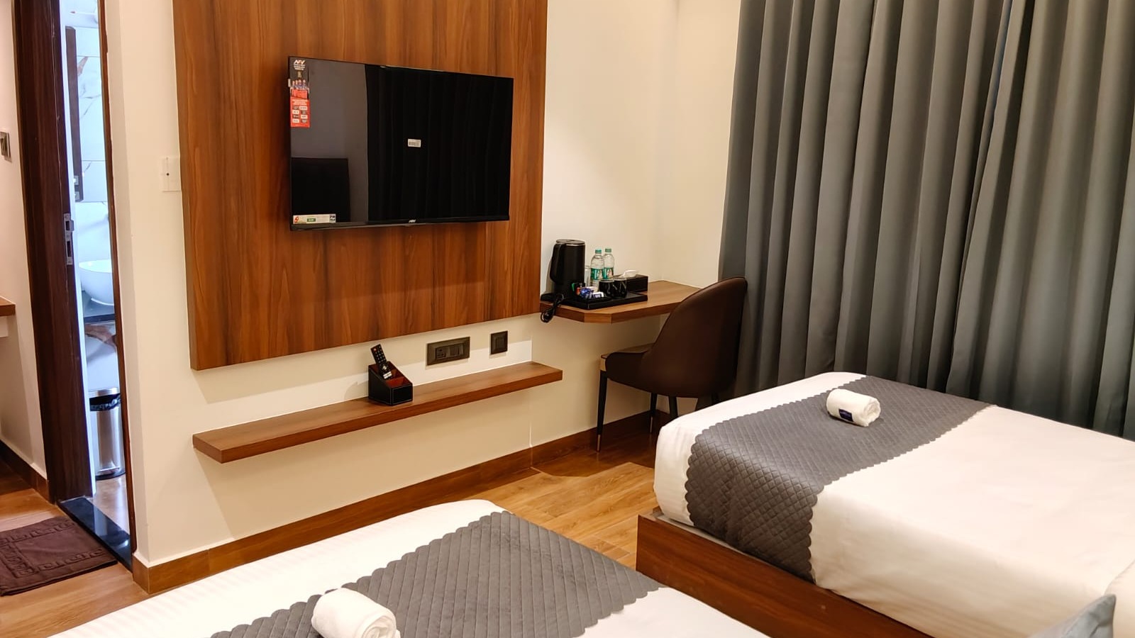 TWIN BED ROOM