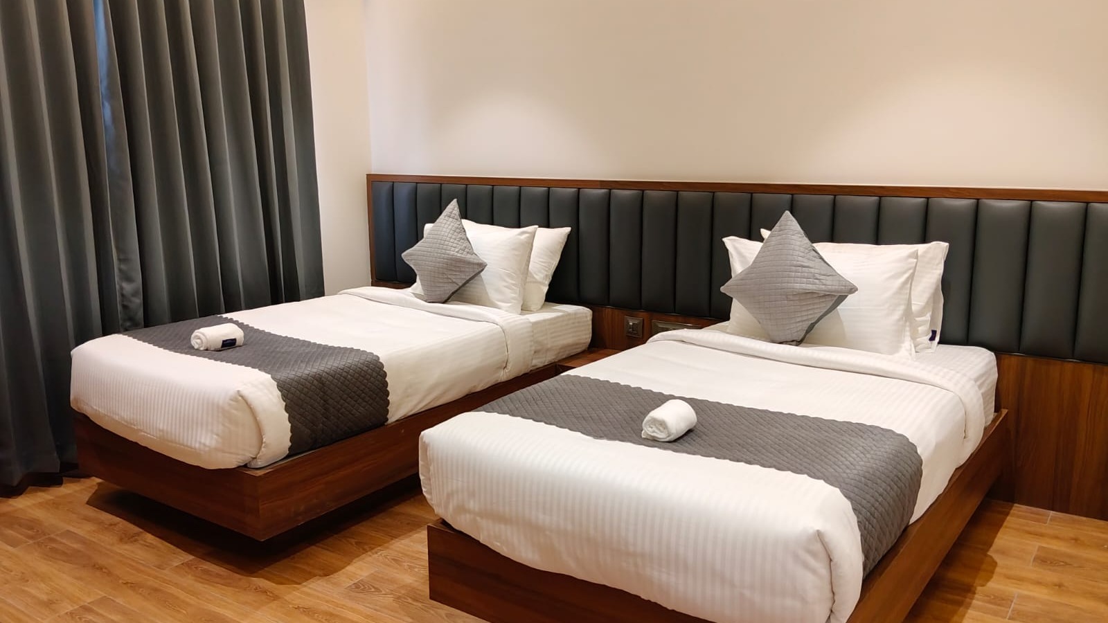TWIN BED ROOM