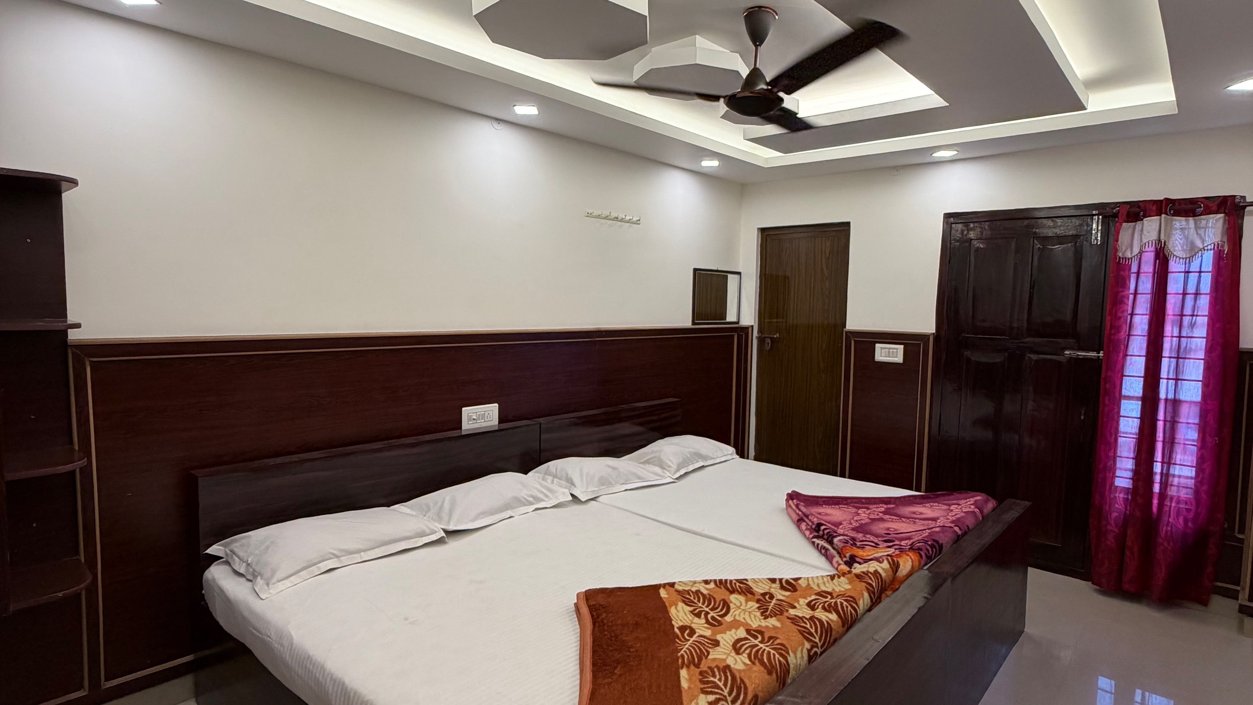Standard 6 Bed Room