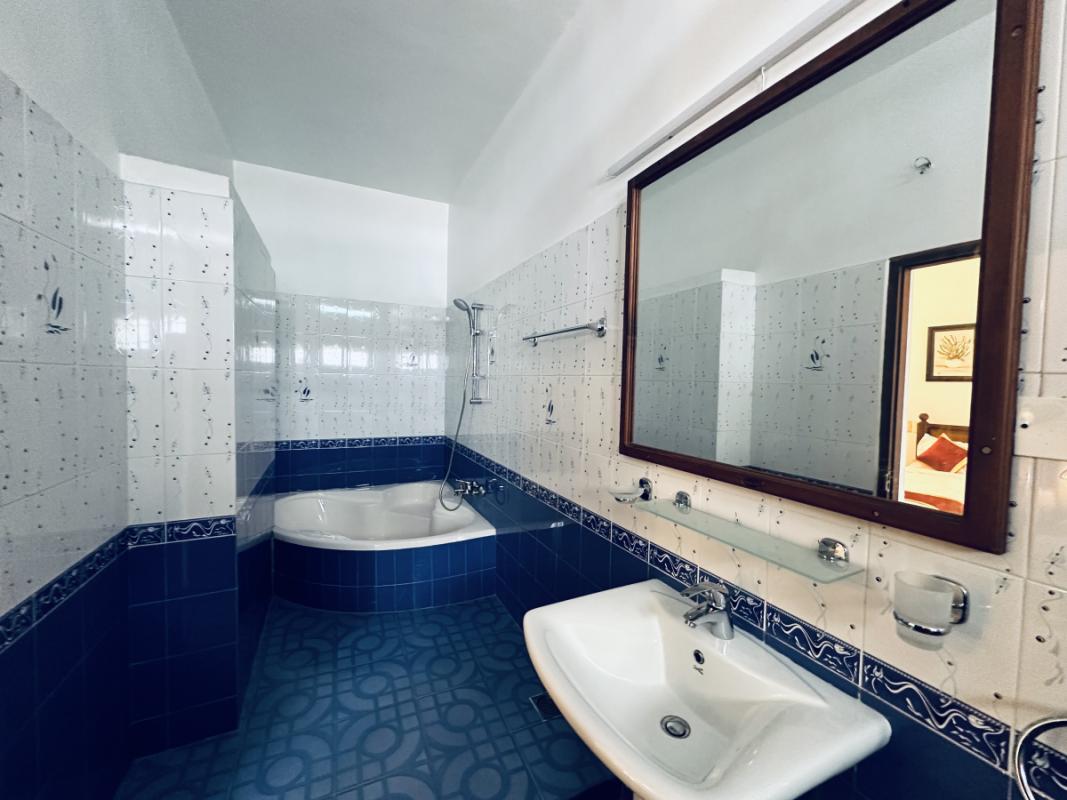 King Twin Bathroom View 3