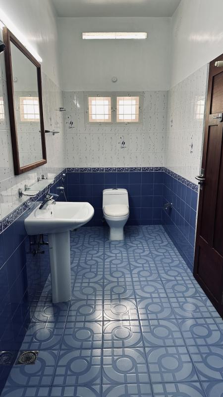 King Twin Bathroom View 2