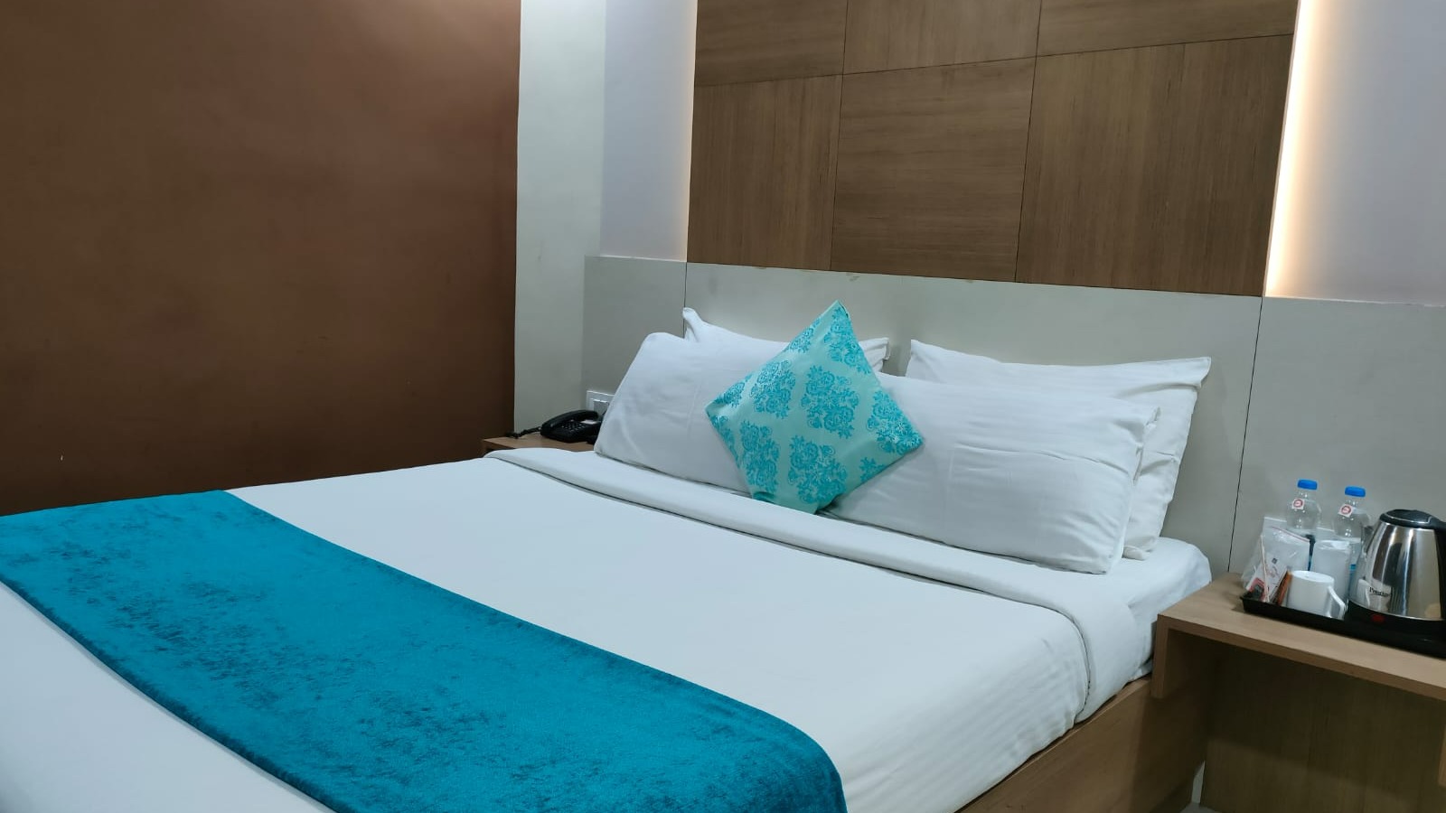 Deluxe Single A/C Room