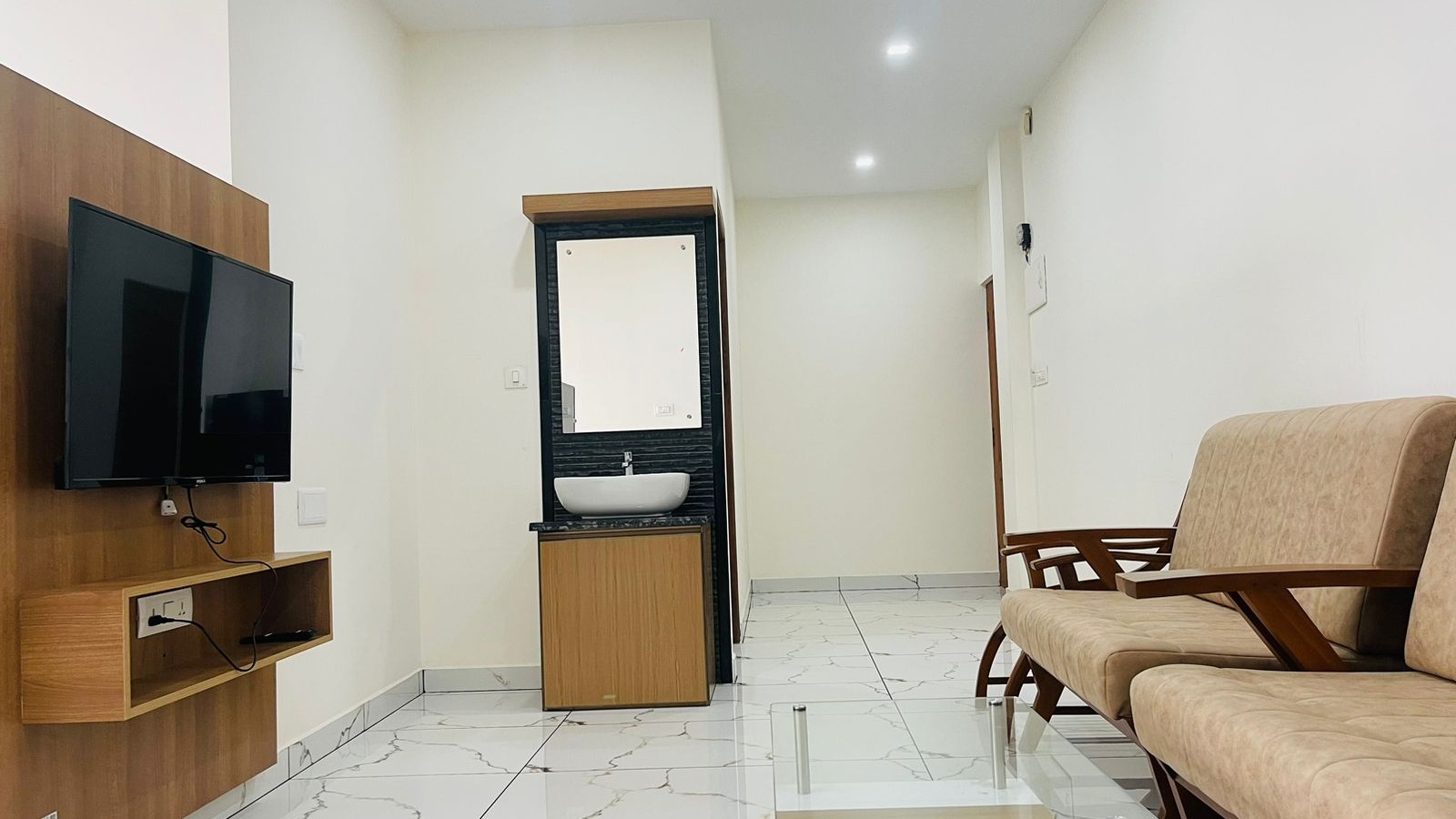  DELUXE THREE-BEDROOM APARTMENT