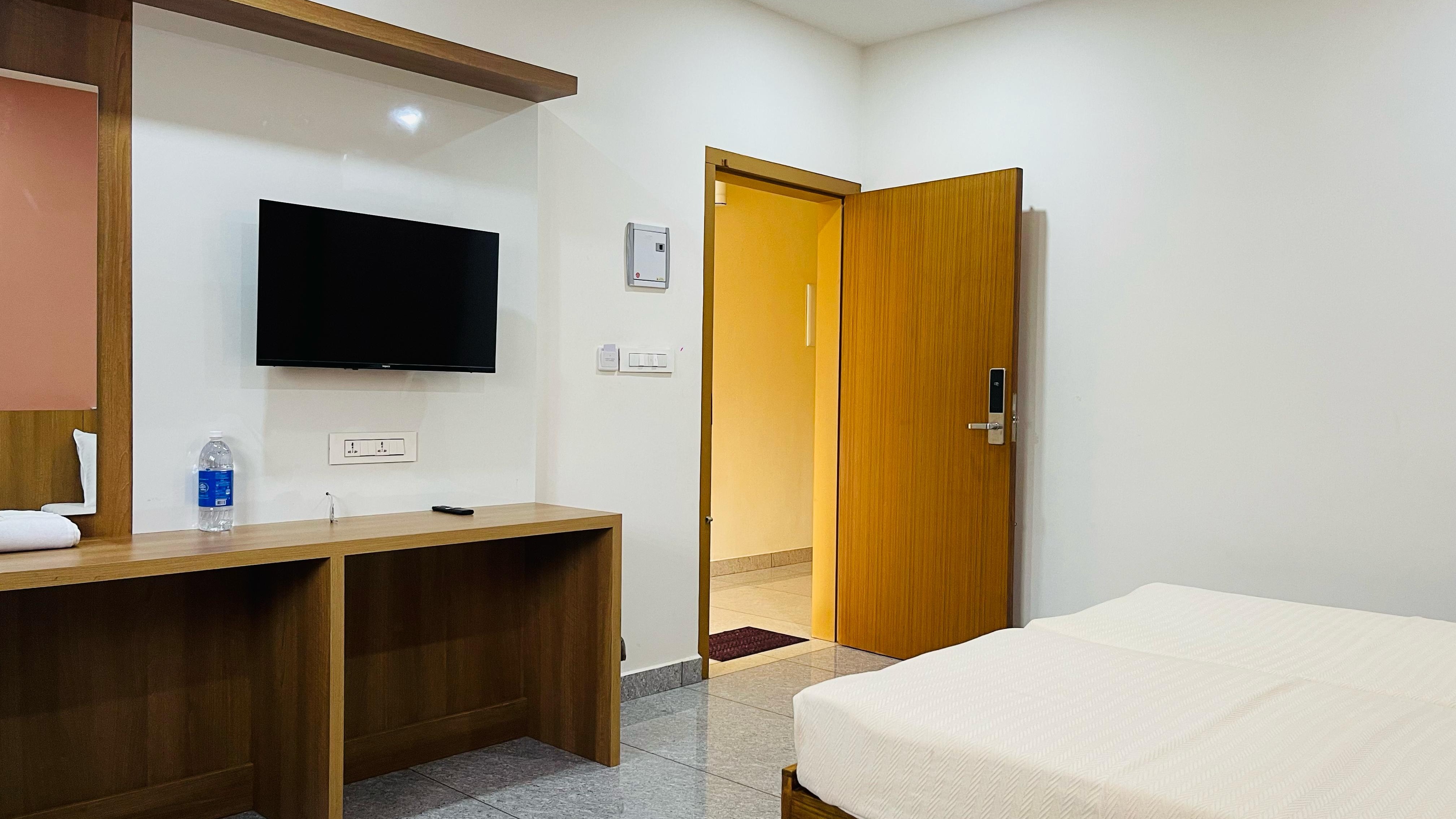 DELUXE STUDIO ROOM WITH KITCHENETTE