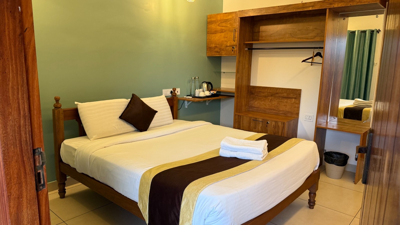 Deluxe Queen/ Twin Bed.