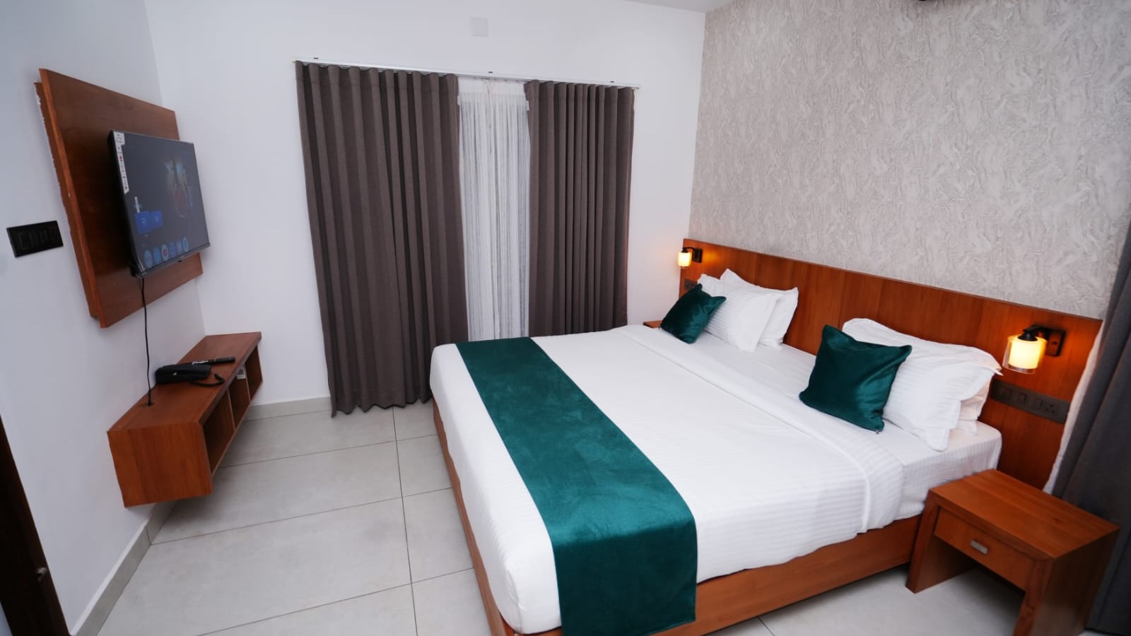 One Bedroom Hall Suite with Garden View