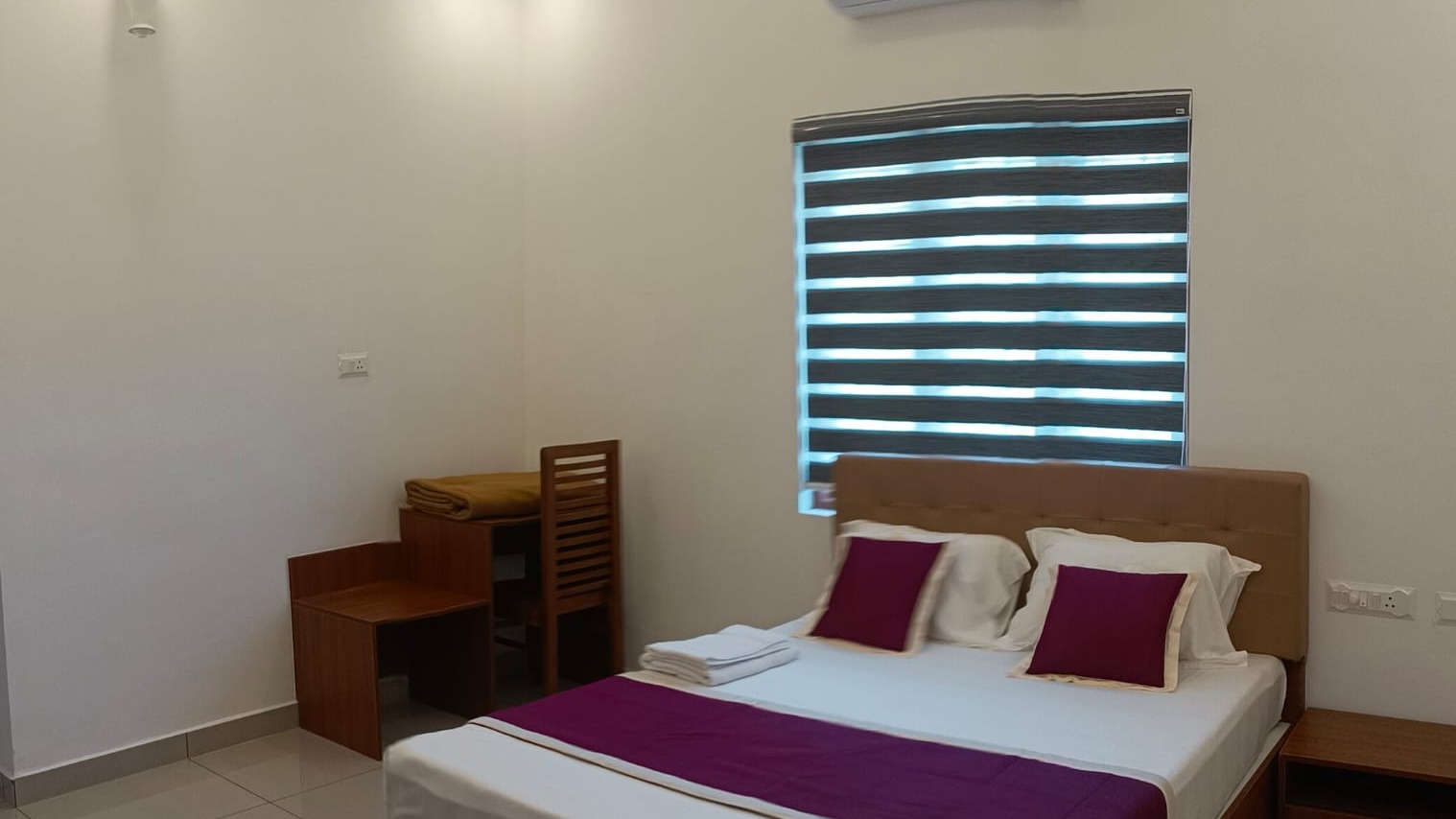  Deluxe Queen AC Room 