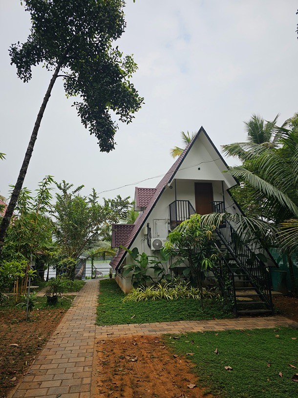 Waterfront Escape | Kayaking, Fishing & BBQ | Affordable Stay Near Aster Medcity Hospital