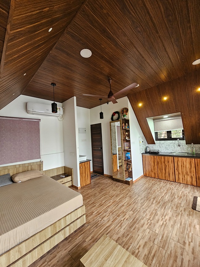 Waterfront Escape | Kayaking, Fishing & BBQ | Affordable Stay Near Aster Medcity Hospital