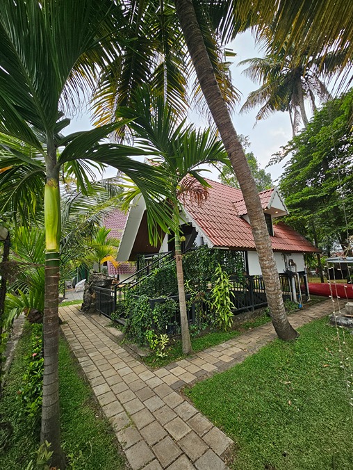 Waterfront Escape | Kayaking, Fishing & BBQ | Affordable Stay Near Aster Medcity Hospital