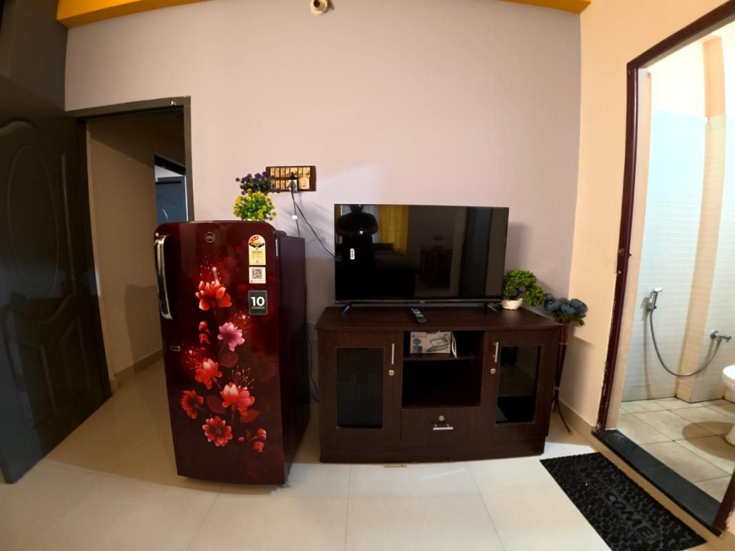 room_tv_fridge_300kb