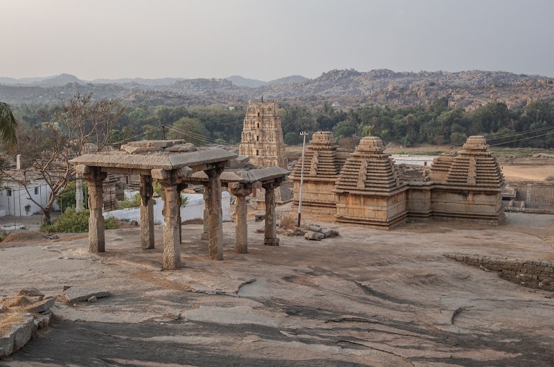 Hemakuta Hill Temples