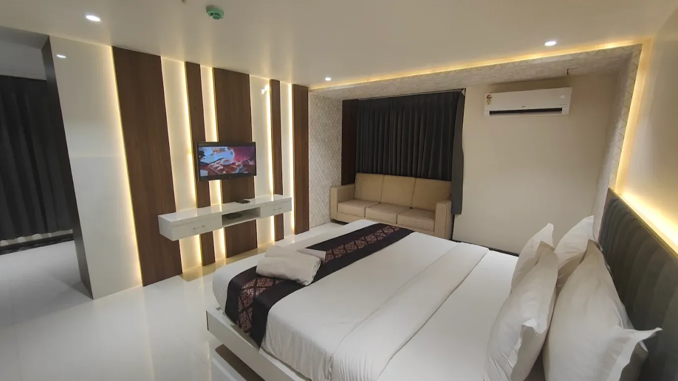 EXECUTIVE SUITE