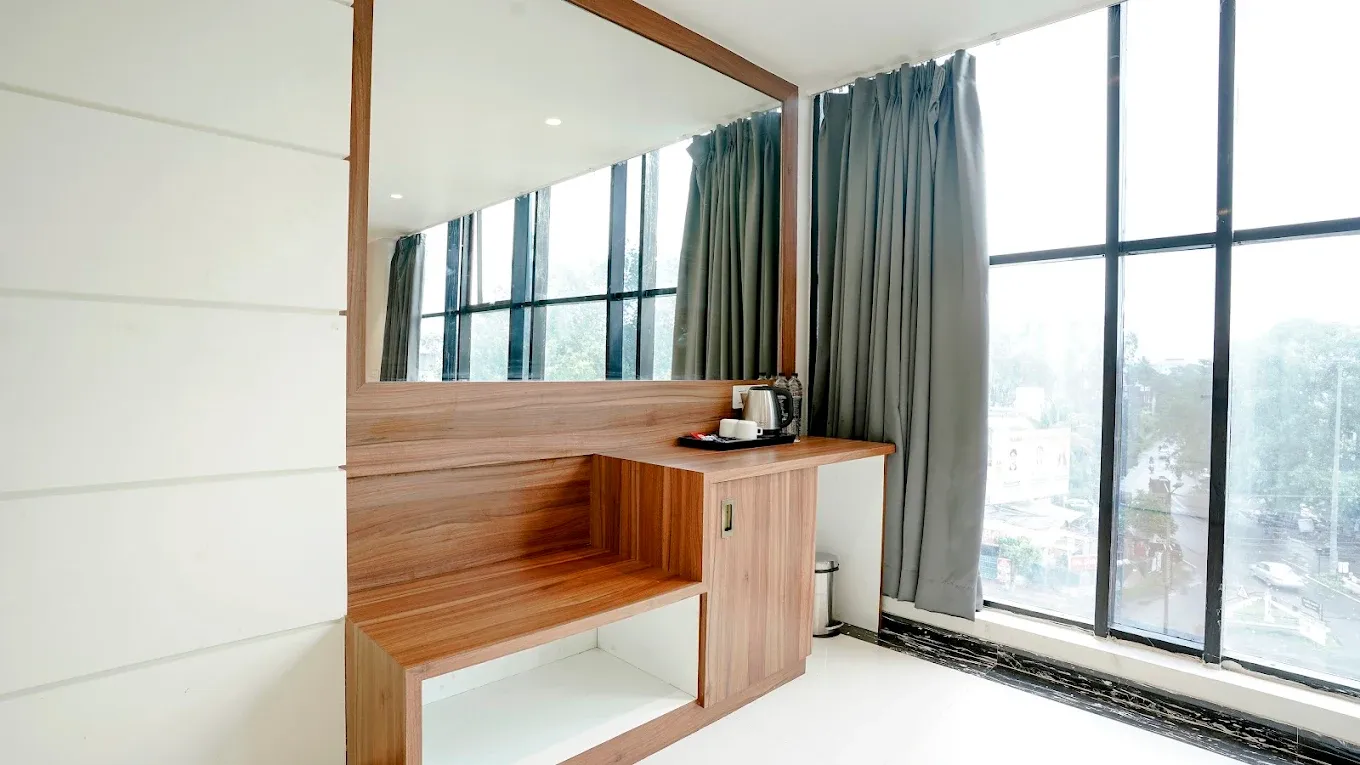 EXECUTIVE SUITE image 6