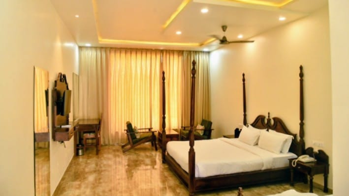 Super Deluxe family room