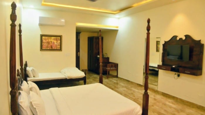 Super Deluxe family room