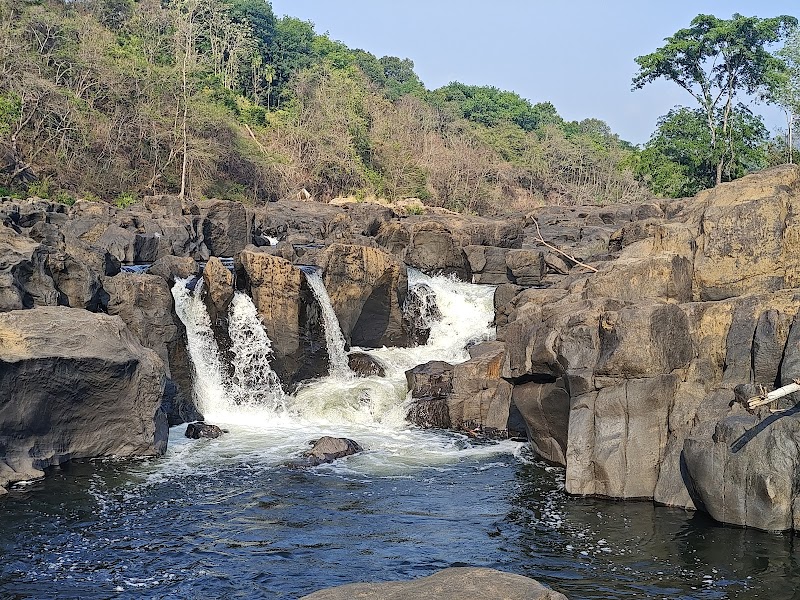 Perumthenaruvi Waterfalls