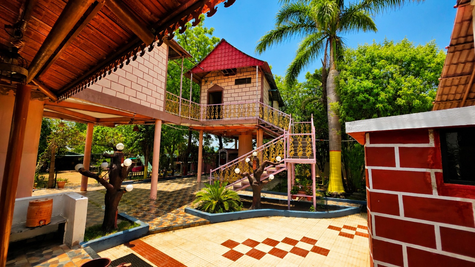 Ravixa King Farmhouse exterior view